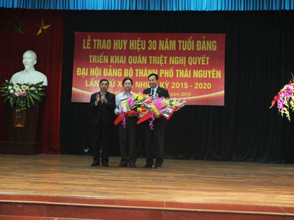 Đảng bộ nhà trường tổ chức lễ trao huy hiệu 30 năm tuổi Đảng